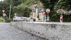 Die Reichenhaller Straße bekommt neue Randsteine. Der Granit hierfür stammt aus China.   (Bild: Tschepp Markus)