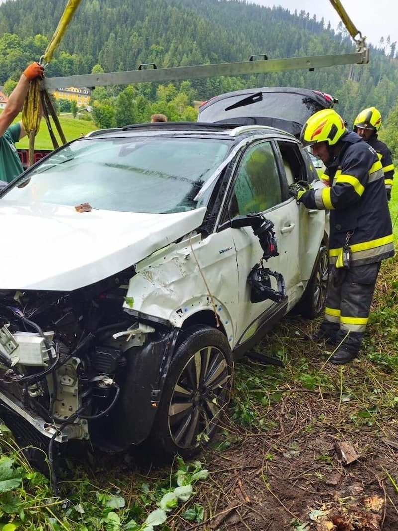 Feuerwehr und Abschleppunternehmen rückten ins Görtschitztal aus. (Bild: FF Wieting)