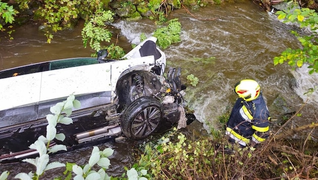 A car plunged into a stream in Görtschitztal. (Bild: FF Wieting)