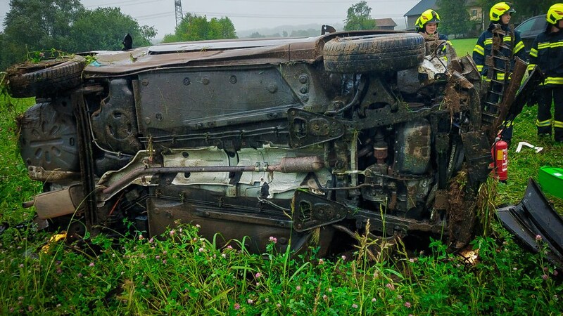 Der Unfallwagen kam nach dem Überschlag auf der Fahrerseite zu liegen (Bild: Scharinger Daniel/Pressefoto Scharinger © Daniel Scharinger)