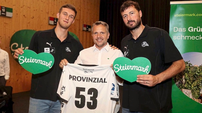 Nikola Bilyk und Domagoj Duvnjak mit Steiermark-Herz un Tourismus-Chef Feiertag. 