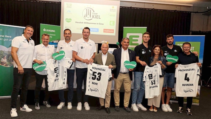 Joordinator Didi Peißl (li.) begrüße die Kieler Abordnung im Sportpark.