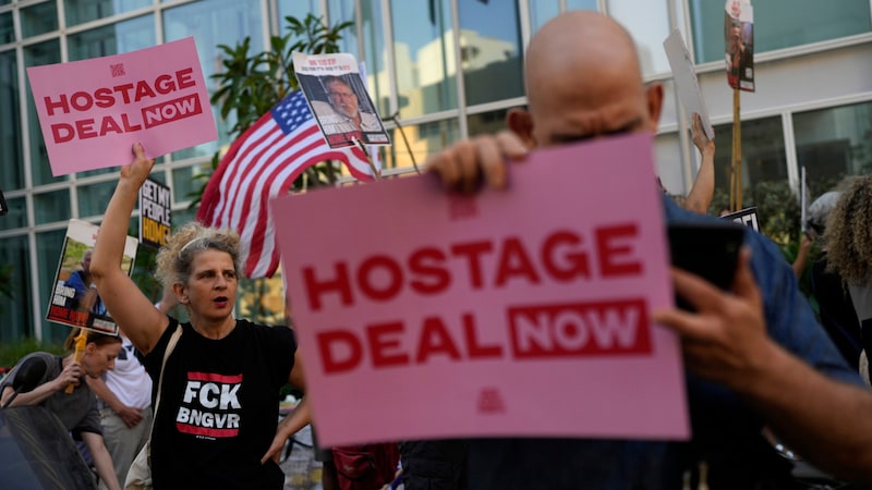 Demonstrators demanded a hostage deal in order to free the hostages. (Bild: AP)