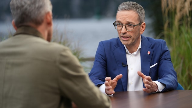 FPÖ leader Herbert Kickl in the ORF "summer interview" (Bild: ORF/Roman Zach-Kiesling)