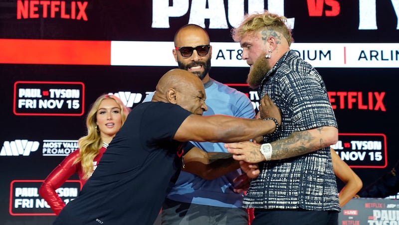 Mike Tyson (li.) und Jake Paul geraten bereits vor dem Kampf aneinander. (Bild: AFP/TIMOTHY A. CLARY)