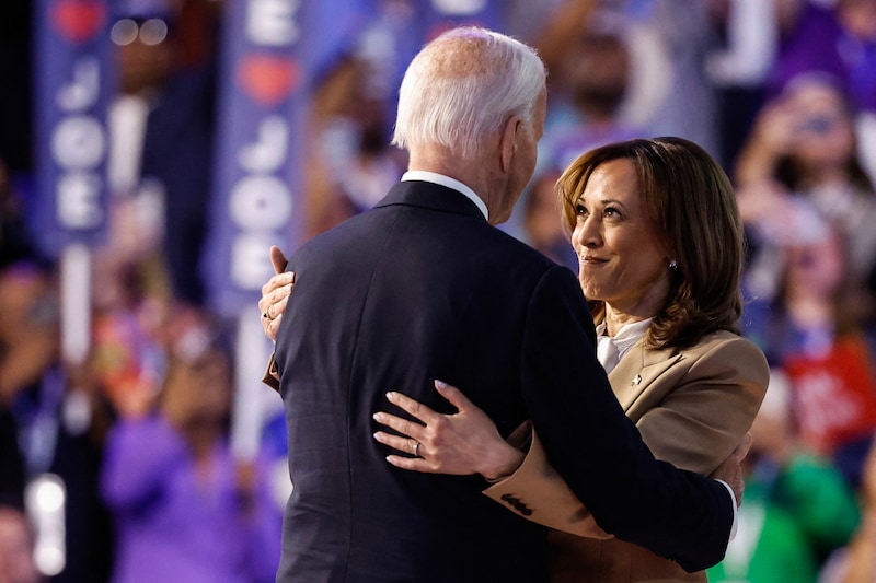 Harris und Biden lagen sich nach seiner Rede in den Armen.  (Bild: Getty Images/Kevin Dietsch)