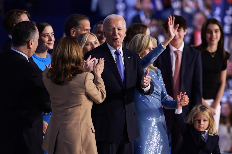 Biden wurde von seinen Liebsten von der Bühne begleitet. (Bild: Getty Images/JOE RAEDLE)