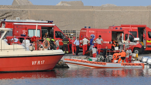 Italy's fire department searching for the missing persons (Bild: AP/Lucio Ganci)