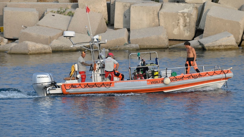 Six people are still being searched for after the shipwreck. (Bild: AP/Lucio Ganci)