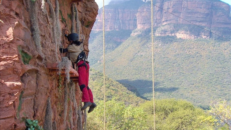 Elena Miras had to climb high for her jungle challenge. (Bild: RTL)