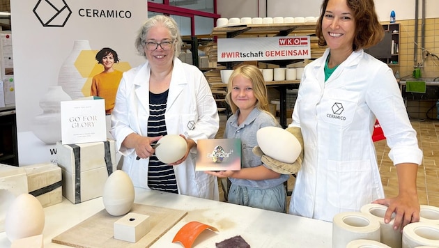 In einem aufwändigen Verfahren werden die Trophäen – ein Adebar-Ei – in den Ceramico-Werkstätten ...