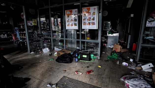 A supermarket in the Ukrainian-controlled border town of Sudzha: uninvited guests have apparently helped themselves here. (Bild: AFP )