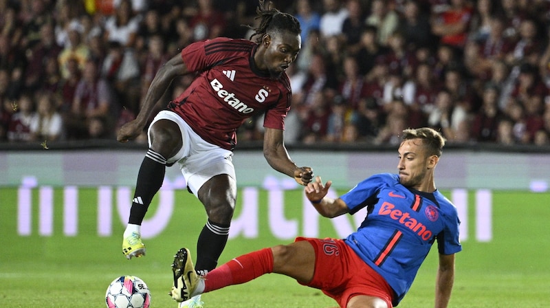 FCSB Bucharest - pictured here is Mihai Lixandru (r.) - held Sparta Prague to a 1-1 draw in the Czech Republic. (Bild: Michal Kamaryt)