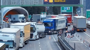 Die Luegbrücke-Sanierung wird in Tirol – da muss man kein Prophet sein – nicht nur beim Lkw-Verkehr für gröbere Probleme sorgen. (Bild: Birbaumer Christof/Krone KREATIV)