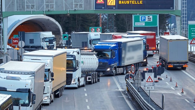 Die Luegbrücke-Sanierung wird in Tirol – da muss man kein Prophet sein – nicht nur beim Lkw-Verkehr für gröbere Probleme sorgen. (Bild: Birbaumer Christof/Krone KREATIV)