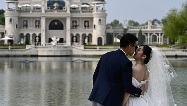 A newlywed couple in Beijing (Bild: APA/AFP)