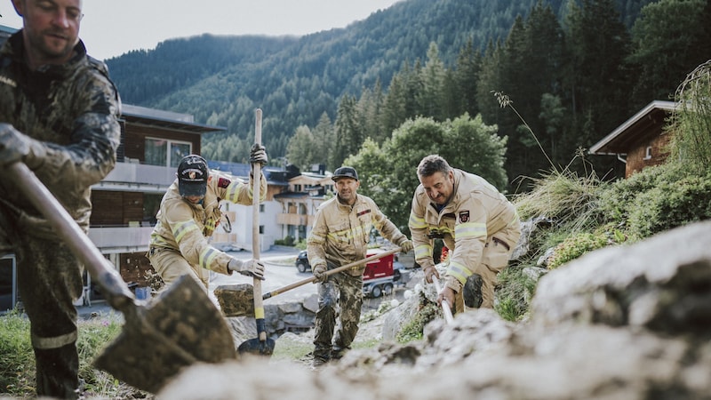 In St. Anton, the clean-up work is also in full swing on Tuesday. (Bild: TVB St. Anton am Arlberg/Patrick Bätz)