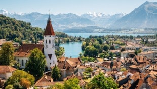 Blick auf den Thunersee, unter dessen Oberfläche ein dunkles Geheimnis schlummert. (Bild: stock.adobe.com/Sanga)