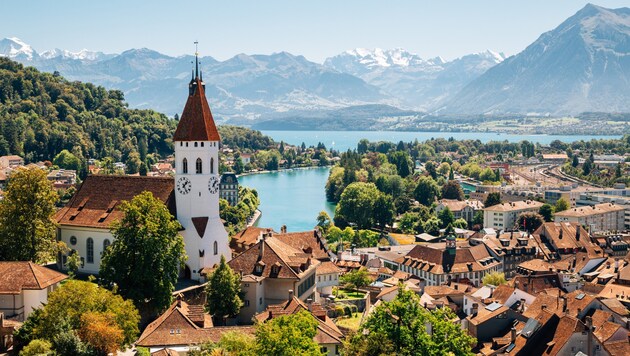 Blick auf den Thunersee, unter dessen Oberfläche ein dunkles Geheimnis schlummert. (Bild: stock.adobe.com/Sanga)