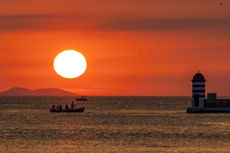 Traditional ferrymen (barkajol) taking travelers across the channel to the old town. (Bild: Fabio Šimićev)