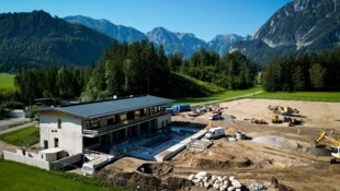 Das Camping-Resort in Hinterstoder wird in der Nähe des Schiederweihers mit Blick auf den Großen ...