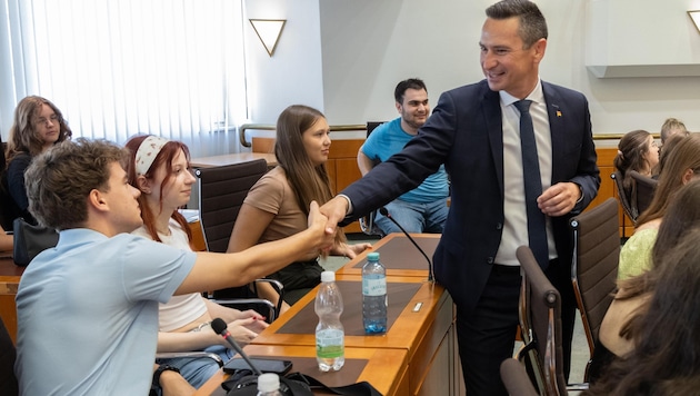 Besuch im Hohen Haus: Landtagspräsident Hergovich begrüßt Jugendliche im Sitzungssaal. (Bild: Hans Christian Gmasz)