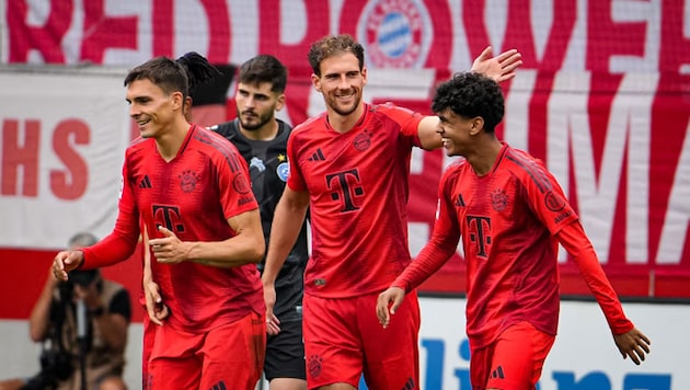 In action during the test match: Joao Palhinha, Leon Goretzka and Adam Aznou (from right to left). (Bild: fcbayern.com)