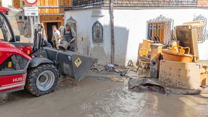 Numerous fire departments and helpers are in action. (Bild: Christian Forcher/Fotoworxx)