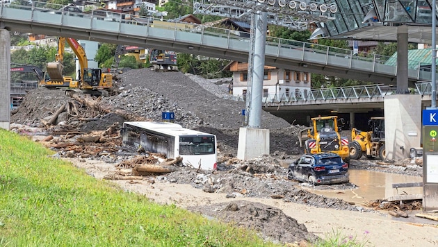 Bei einem heftigen Unwetter wie in St. Anton kommt künftig auch automatisch eine Warnung auf das Smartphone. (Bild: Christian Forcher/Fotoworxx)