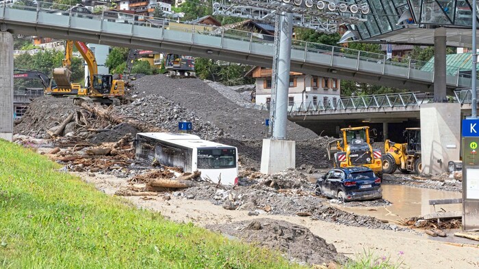 traßen im ganzen Ort wurden vermurt.