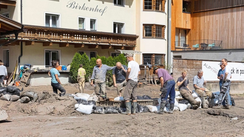 Nach den Unwettern wird in St. Anton aufgeräumt. Seit dem gestrigen Dienstag sind auch 50 Soldaten eingesetzt. (Bild: Christian Forcher/Fotoworxx)