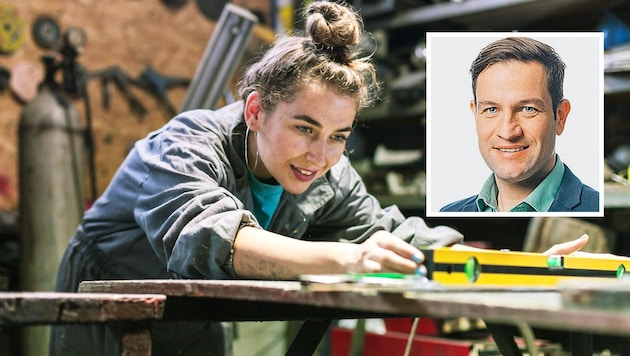 AK expert Manuel Pfister knows everything there is to know about apprenticeships (Bild: Krone KREATIV/Stock adobe, AK Stmk/Kanizaj)