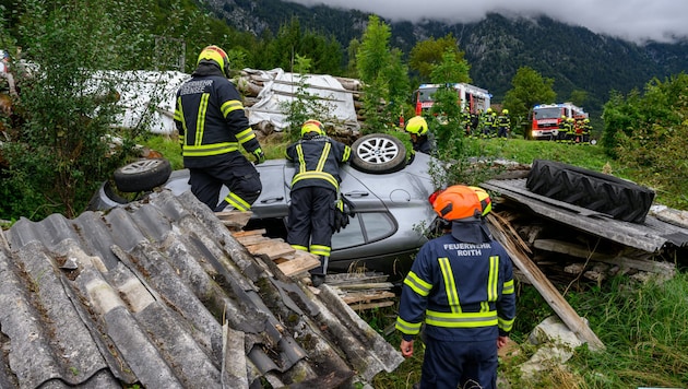 Das Auto der Tirolerin krachte bei Ebensee in einen Holzstoß und überschlug sich, die Lenkerin musste befreit werden (Bild: Werner Kerschbaummayr/TEAM FOTOKERSCHI / KERSCHBAUMMAYR)