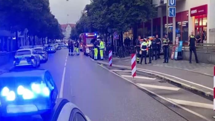 Picture of the operation in front of a supermarket in Munich