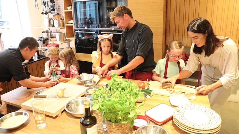 Top-Gastronom Karl Wrenkh zeigte Kindern mit Wissenschaftlerin Neidenbach, wie schnell und mit wie viel Spaß sich ein Paradeisrisotto mit rotem und grünem Reis zubereiten lässt. (Bild: Jöchl Martin)