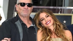 Sofia Vergara zieht Ex-„Modern Family“-Kollege Ed O‘Neill gerne mit seinem Alter auf. (Bild: APA/AFP PHOTO / ROBYN BECK )