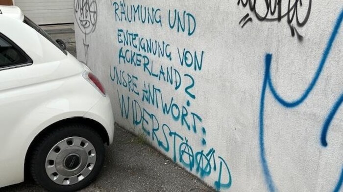 The costs for painting over the messages will have to be borne by the owner - for the time being ...