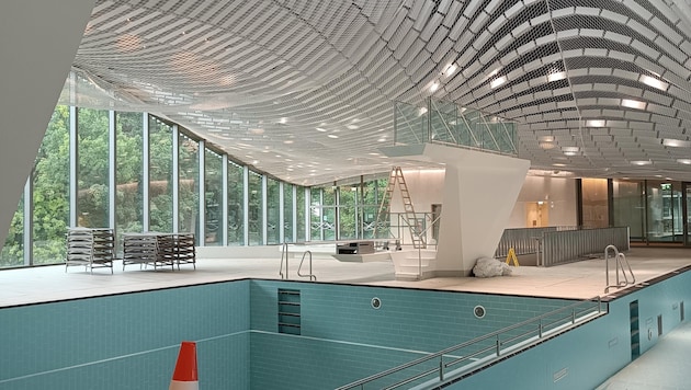 Empty swimming temple: The Paracelsusbad has not been open since July 2023 due to weak bolts. A safety net has been stretched under the ceiling. (Bild: zVg)