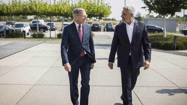 Nehammer (right) and Stelzer visited TGW Logistics in Marchtrenk on Tuesday. (Bild: Land OÖ/Max Mayrhofer)