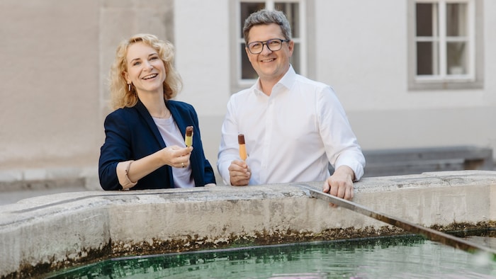 „Erfrischend“ mit Twinni-Eis am Brunnen: Eva-Maria Holzleitner und Michael Lindner.