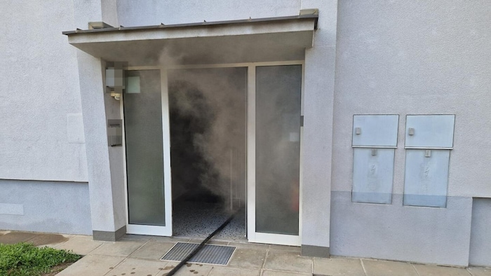 Schnell bildete sich Rauch, als der 41-Jährige einen Brand im Keller seines Wohnhauses legte.