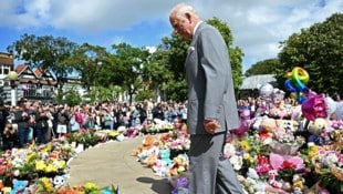 König Charles besuchte Southport, wo er sich mit Überlebenden der tödlichen Messerattacke treffen wollte. (Bild: APA/Paul Ellis/Pool via AP)