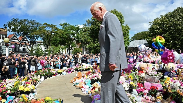 King Charles visited Southport, where he wanted to meet with survivors of the fatal knife attack. (Bild: APA/Paul Ellis/Pool via AP)