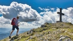 Wer den Aufstieg bis zum Gipfelkreuz geschafft hat, wird mit einer großartigen Aussicht vom Hochschwab über die Rax bis zu den Fischbacher Alpen belohnt. (Bild: Weges)