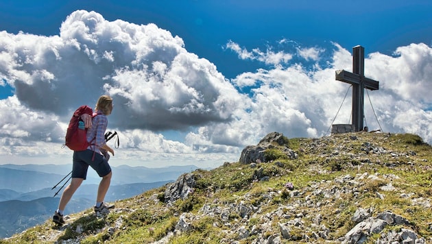 Those who have made the ascent to the summit cross are rewarded with a magnificent view from the Hochschwab over the Rax to the Fischbach Alps. (Bild: Weges)