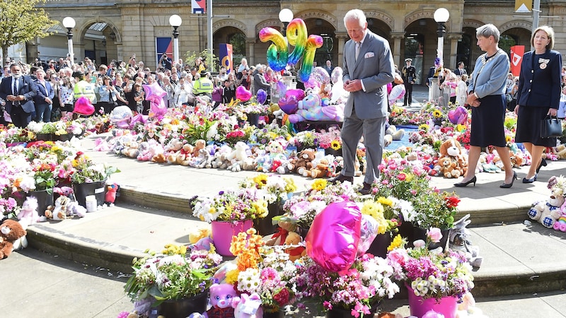 King Charles visited Southport around three weeks after the knife attack on girls at a Taylor Swift dance class. (Bild: APA/AFP/Peter POWELL)