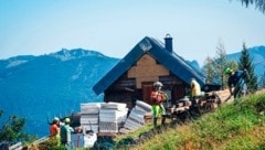 Der Bauschutt wird für den Abtransport mit dem Hubschrauber vorbereitet.  (Bild: Wallner Hannes)