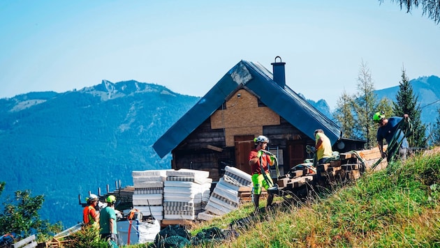 The rubble is prepared for removal by helicopter. (Bild: Wallner Hannes)