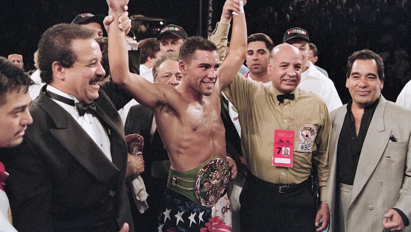 Oscar de la Hoya with the super lightweight world championship belt in 1994 (Bild: AFP/APA/John GURZINSKI)