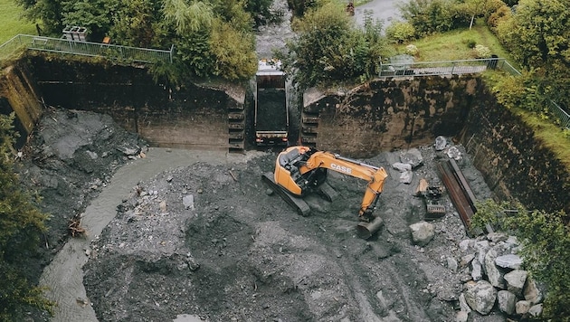 The barrier at Mengggraben in Kaprun is being excavated. (Bild: EXPA/ JFK)